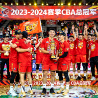 CBA总决赛辽宁队夺冠后庆祝场面