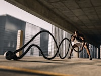 足球转会市场动态示意图，带有俱乐部徽章和货币符号